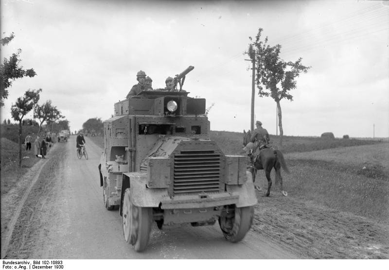 Bundesarchiv_Bild_102-10893,_Reichswehr,_Panzerkraftwagen_mit_M.-G..jpg