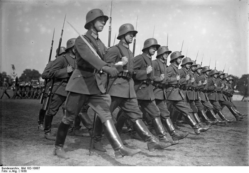 Bundesarchiv_Bild_102-10887,_Parade_der_Reichswehr.jpg