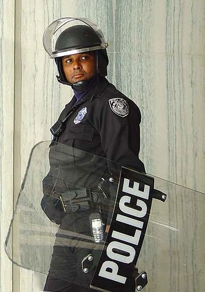 400px-Police_officer_in_riot_gear.jpg