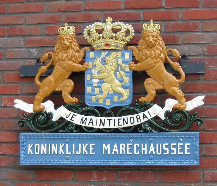 699px-Wapen_koninklijke_marechaussee.JPG