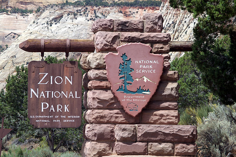 800px-Zion_National_Park_east_entrance_sign-20070724.jpg