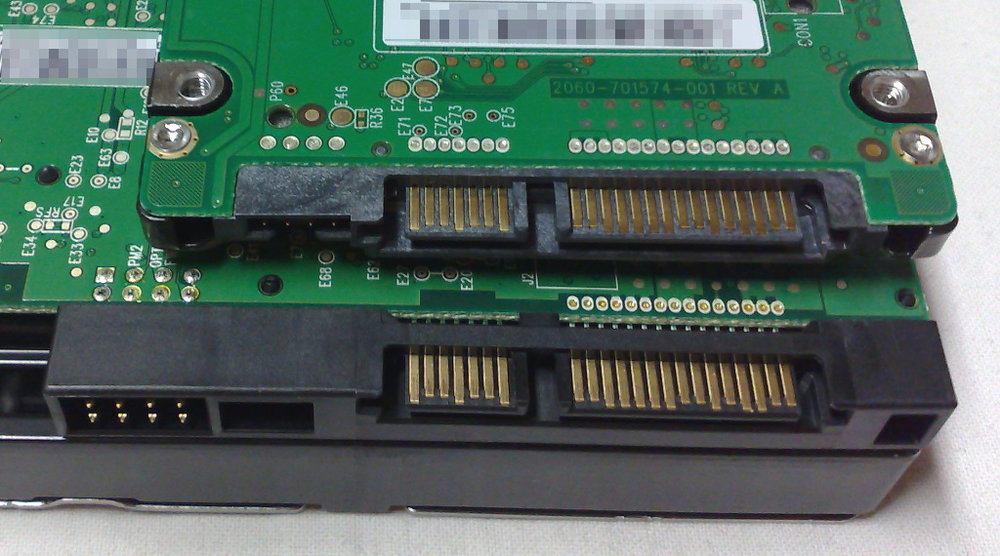 2.5-inch_SATA_drive_on_top_of_a_3.5-inch